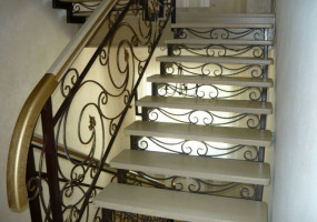 Кованые перила и лестница