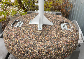 Основание для уличного зонта из мытого бетона 