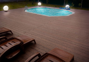 - усиленная конструкция. 1 метр доски весит 3 кг, что дает ей повышенную прочность;  - массивные замки с большим запасом прочности 10мм позволяют плотно закрепить кляймер, чтобы избежать выламывание стенок даже при больших нагрузках; - брашированный вельвет имеет эргономичную форму, позволяющую легко производить процесс уборки.