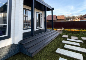 - усиленная конструкция. 1 метр доски весит 3 кг, что дает ей повышенную прочность;  - массивные замки с большим запасом прочности 10мм позволяют плотно закрепить кляймер, чтобы избежать выламывание стенок даже при больших нагрузках; - брашированный вельвет имеет эргономичную форму, позволяющую легко производить процесс уборки.