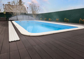 - усиленная конструкция. 1 метр доски весит 3 кг, что дает ей повышенную прочность;  - массивные замки с большим запасом прочности 10мм позволяют плотно закрепить кляймер, чтобы избежать выламывание стенок даже при больших нагрузках; - брашированный вельвет имеет эргономичную форму, позволяющую легко производить процесс уборки.