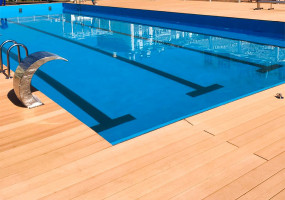 - усиленная конструкция. 1 метр доски весит 3 кг, что дает ей повышенную прочность;  - массивные замки с большим запасом прочности 10мм позволяют плотно закрепить кляймер, чтобы избежать выламывание стенок даже при больших нагрузках; - брашированный вельвет имеет эргономичную форму, позволяющую легко производить процесс уборки.