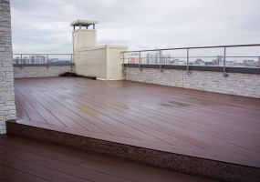 - усиленная конструкция. 1 метр доски весит 3 кг, что дает ей повышенную прочность;  - массивные замки с большим запасом прочности 10мм позволяют плотно закрепить кляймер, чтобы избежать выламывание стенок даже при больших нагрузках; - брашированный вельвет имеет эргономичную форму, позволяющую легко производить процесс уборки.