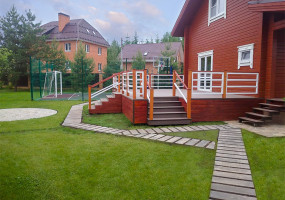 - усиленная конструкция. 1 метр доски весит 3 кг, что дает ей повышенную прочность;  - массивные замки с большим запасом прочности 10мм позволяют плотно закрепить кляймер, чтобы избежать выламывание стенок даже при больших нагрузках; - брашированный вельвет имеет эргономичную форму, позволяющую легко производить процесс уборки.