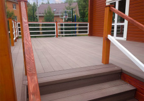 - усиленная конструкция. 1 метр доски весит 3 кг, что дает ей повышенную прочность;  - массивные замки с большим запасом прочности 10мм позволяют плотно закрепить кляймер, чтобы избежать выламывание стенок даже при больших нагрузках; - брашированный вельвет имеет эргономичную форму, позволяющую легко производить процесс уборки.