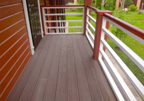 - усиленная конструкция. 1 метр доски весит 3 кг, что дает ей повышенную прочность;  - массивные замки с большим запасом прочности 10мм позволяют плотно закрепить кляймер, чтобы избежать выламывание стенок даже при больших нагрузках; - брашированный вельвет имеет эргономичную форму, позволяющую легко производить процесс уборки.